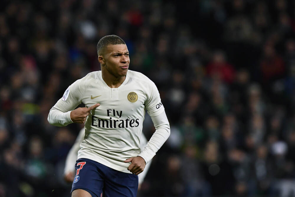 他用笔尖刻画隶书精妙之处，有厚重有飘逸，入选书法临帖展